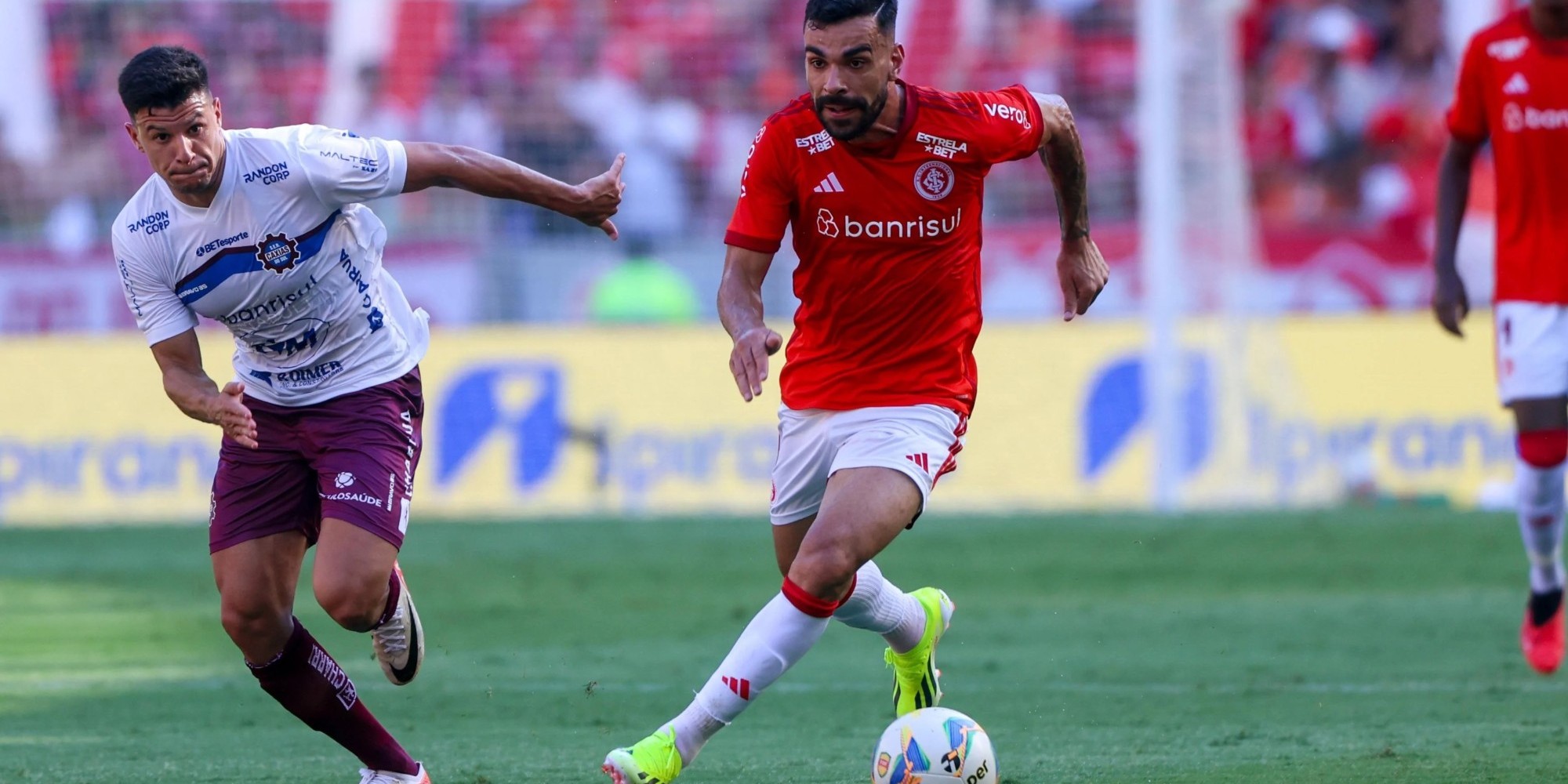 Dono da melhor campanha na primeira fase, o Internacional vai enfrentar o Caxias nas semifinais, enquanto o Grêmio medirá forças com o Juventude. Dono da melhor campanha na primeira fase, o Internacional vai enfrentar o Caxias nas semifinais, enquanto o Grêmio medirá forças com o Juventude.
