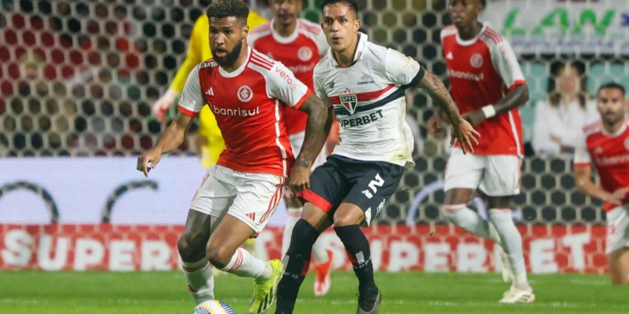 Com quase 18 mil pessoas, o estádio cedido pelo Criciúma foi pintado de vermelho e branco pela torcida colorada. Com quase 18 mil pessoas, o estádio cedido pelo Criciúma foi pintado de vermelho e branco pela torcida colorada.