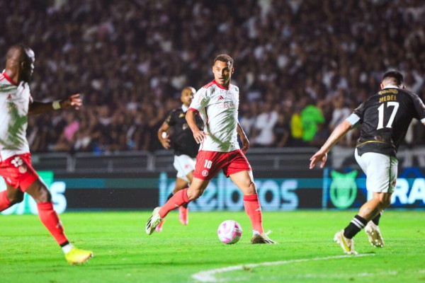Colorado emenda 2ª vitória seguida, enquanto Cruzmaltino fica no Z4. Maurício e Enner Valencia marcaram os gols da vitória, enquanto Alex Teixeira descontou para os donos da casa.