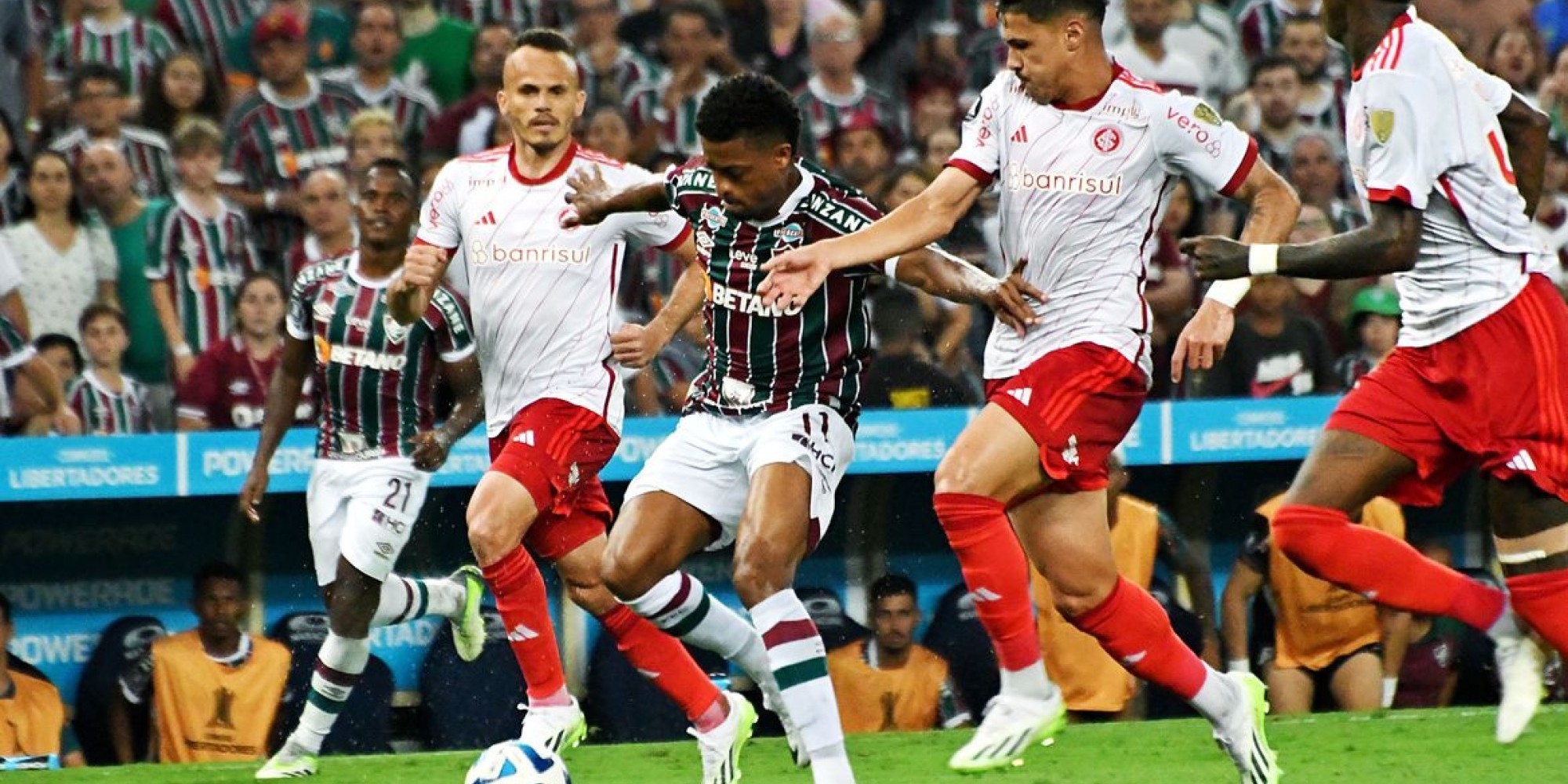 Mesmo com um a menos, Tricolor Carioca arrancou empate no fim da partida. Mesmo com um a menos, Tricolor Carioca arrancou empate no fim da partida.