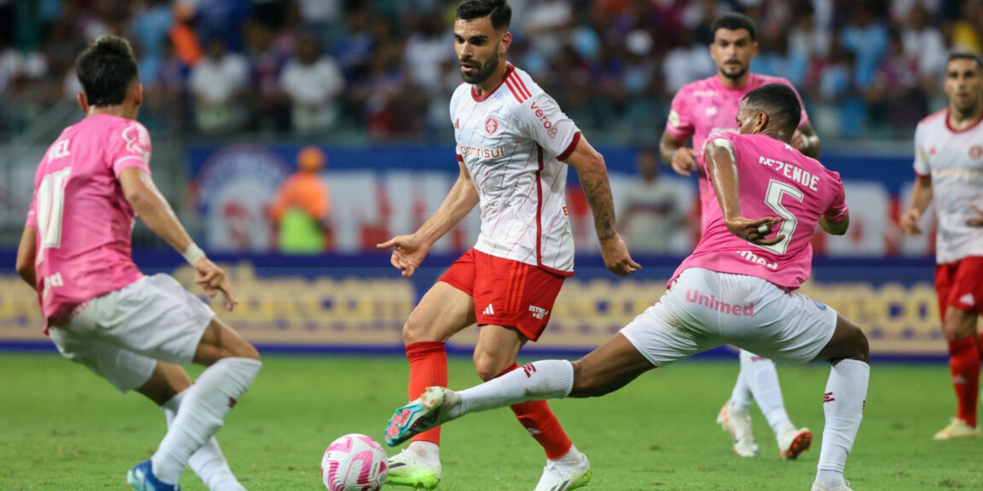Com desfalques, o Colorado jogou mal e viu o ex-gremista Biel marcar o gol da vitória do Tricolor de Aço.