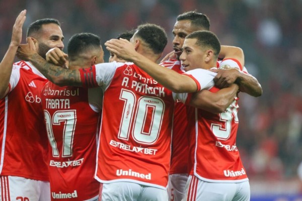 Alan Patrick, no primeiro tempo, e Gustavo Prado, na reta final do confronto, marcaram os gols da vitória colorada.