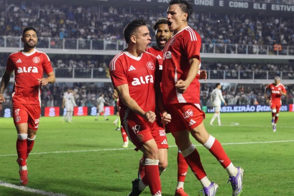 Com gols de Carbonero e Borré, o Colorado fez 2 a 1 na Vila Belmiro e conquistou sua primeira vitória como visitante no campeonato.