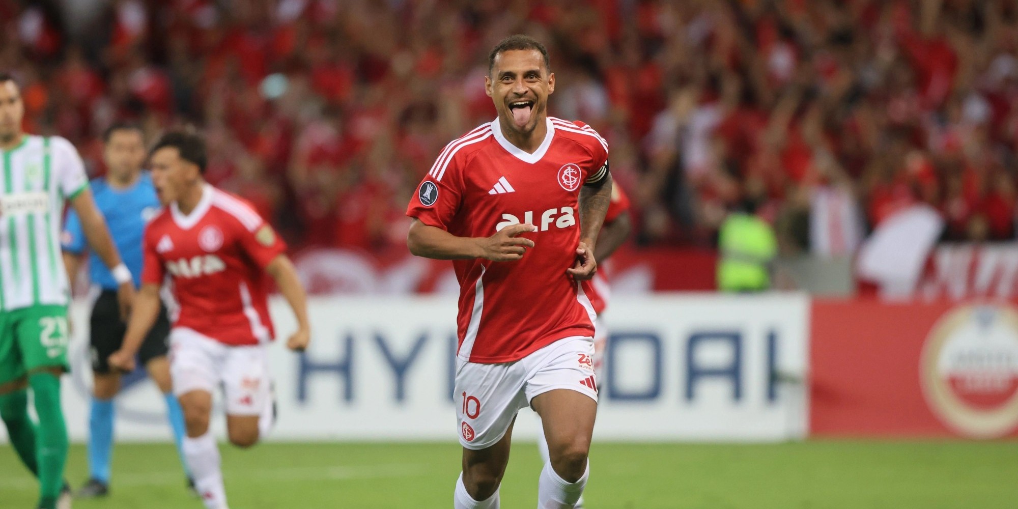 Com três gols de Alan Patrick e apoio de mais de 42 mil torcedores, o Colorado venceu por 3 a 0 em Porto Alegre pela segunda rodada do Grupo F, na noite desta quinta-feira (10). Com três gols de Alan Patrick e apoio de mais de 42 mil torcedores, o Colorado venceu por 3 a 0 em Porto Alegre pela segunda rodada do Grupo F, na noite desta quinta-feira (10).