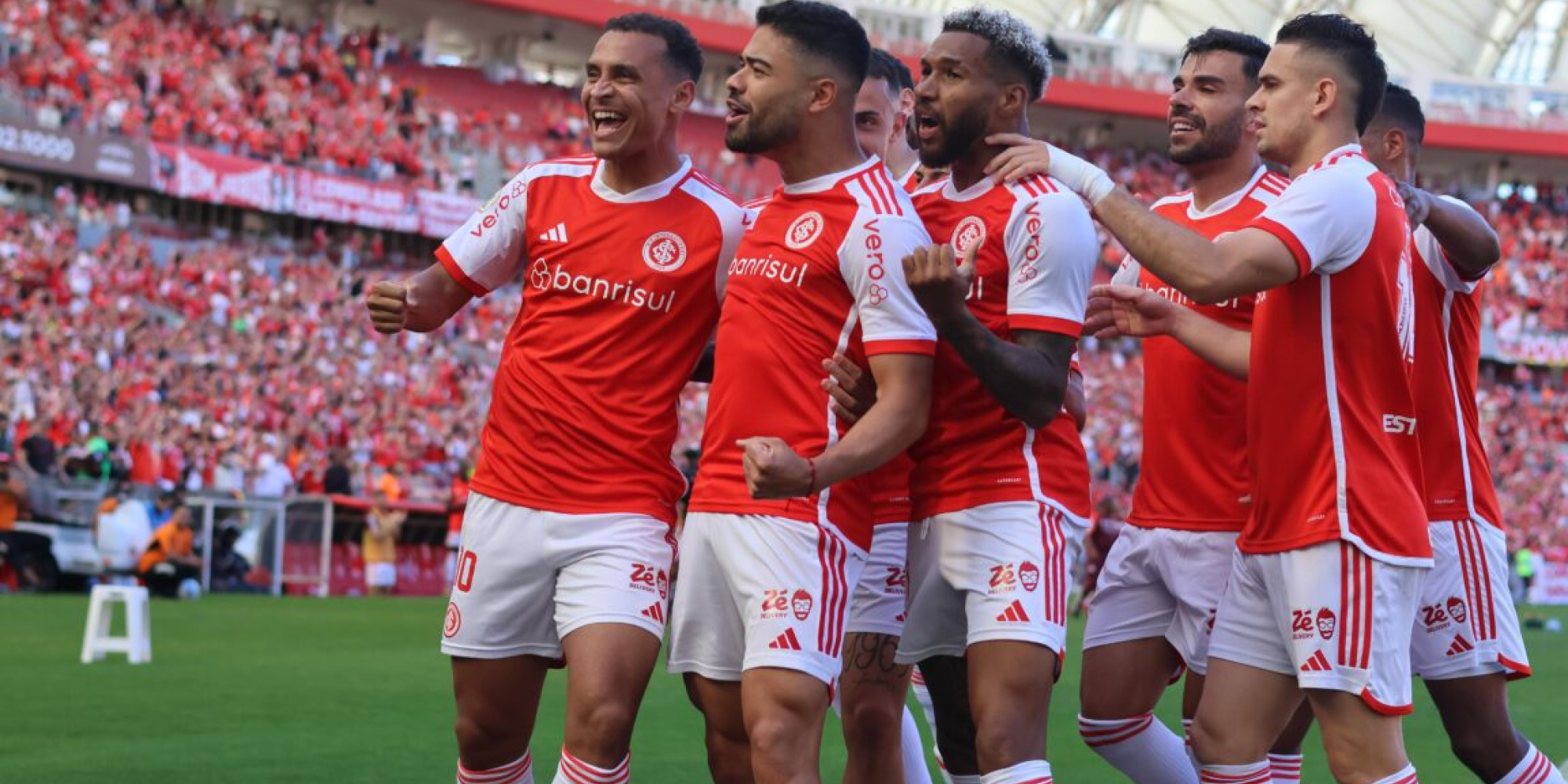 Com quase 42 mil torcedores no estádio, o Colorado chegou à vitória com gols de Alan Patrick, Borré, Wesley e Wanderson, enquanto Juninho Capixaba marcou para a equipe visitante. Com quase 42 mil torcedores no estádio, o Colorado chegou à vitória com gols de Alan Patrick, Borré, Wesley e Wanderson, enquanto Juninho Capixaba marcou para a equipe visitante.