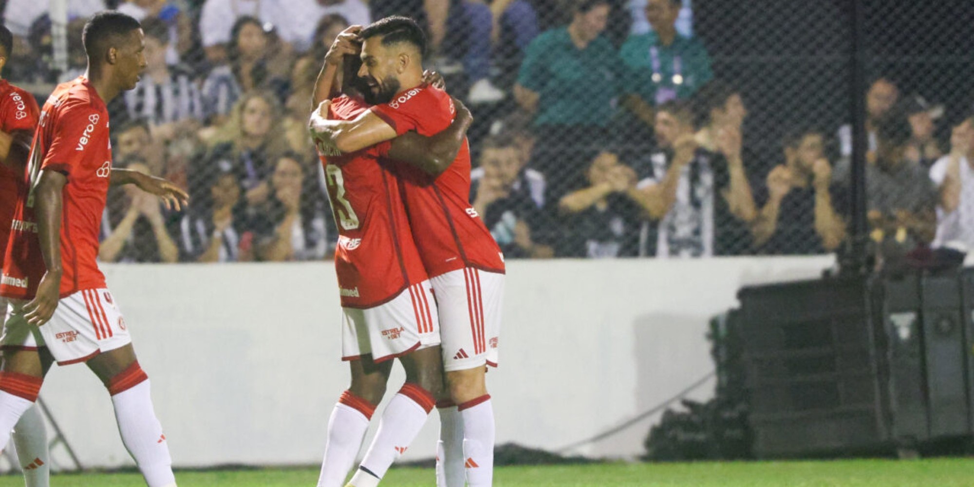 Bruno Henrique e Enner Valencia marcaram os gols da vitória colorada. Bruno Henrique e Enner Valencia marcaram os gols da vitória colorada.