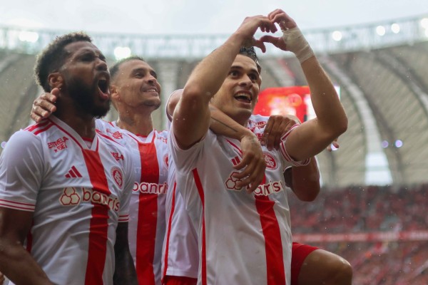 Com mais de 20 mil pessoas na estreia do Beira-Rio na temporada, Borré fez os dois gols colorados.