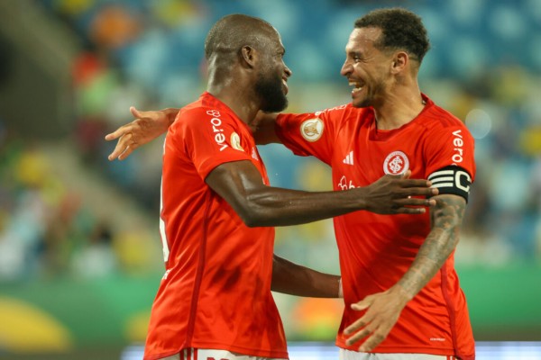 Enner Valencia e Pedro Henrique fizeram os gols da vitória colorada.