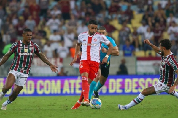 No primeiro tempo, Igor Gomes abriu o placar para o Colorado, mas Ganso deixou tudo igual para o Tricolor das Laranjeiras.