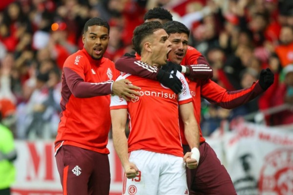O colombiano Borré marcou o gol da vitória colorada no segundo tempo.
