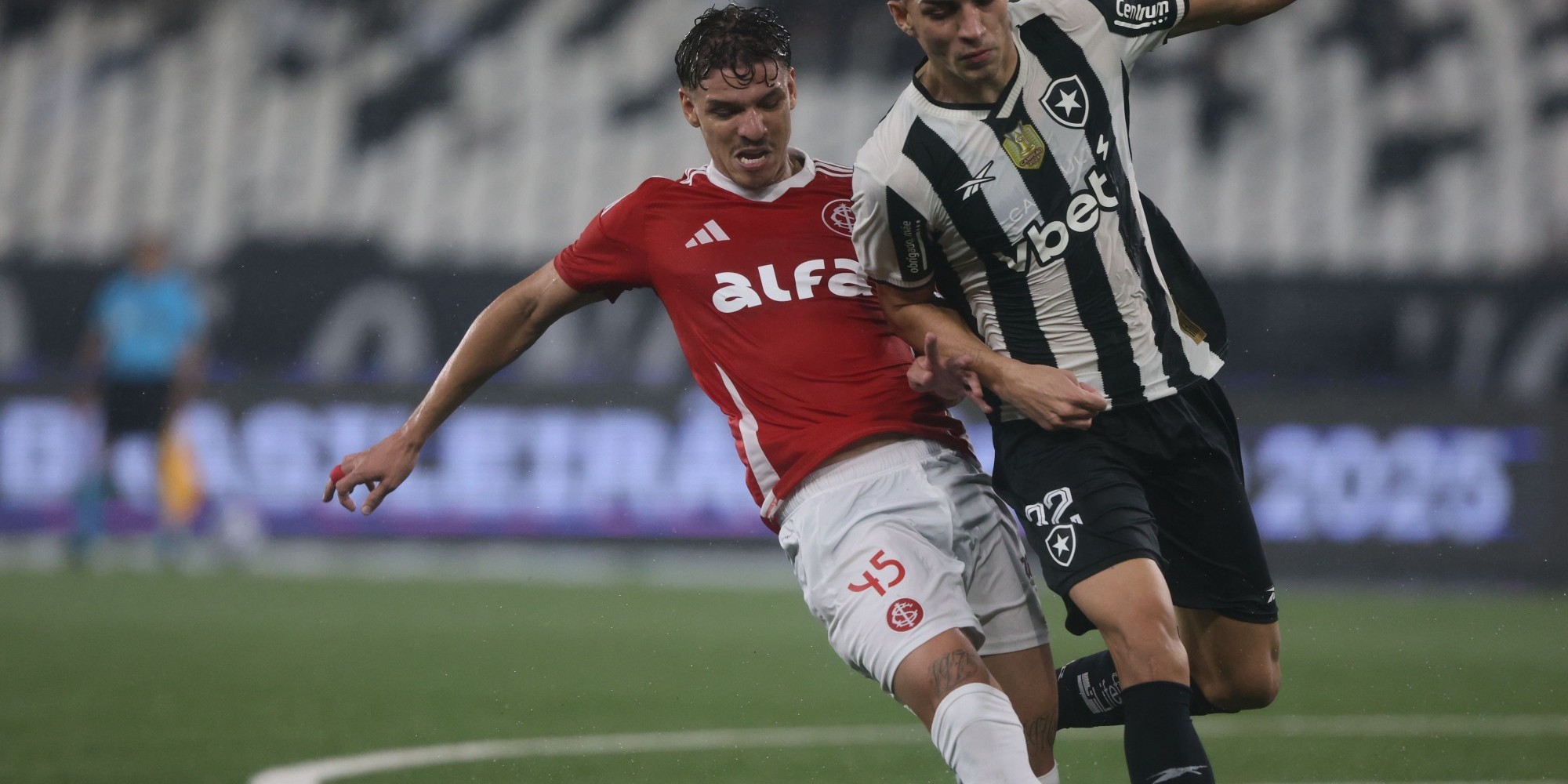 O Colorado poupou titulares para focar na Libertadores e levou 4 a 0 neste domingo (11), no Rio de Janeiro. O Colorado poupou titulares para focar na Libertadores e levou 4 a 0 neste domingo (11), no Rio de Janeiro.