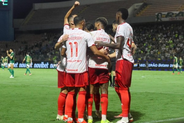 Fazendo valer a lei do ex, Wesley marcou o gol da vitória colorada, quebrando um tabu de dez anos sem vencer a equipe alviverde em São Paulo.