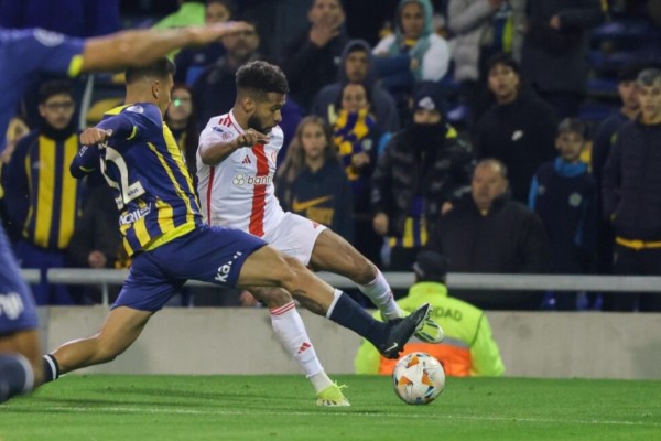 Após derrota com gol do ex-gremista Campaz, Colorado precisará reverter o placar no Beira-Rio na próxima terça-feira (23).