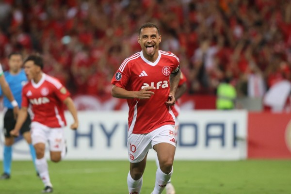Com três gols de Alan Patrick e apoio de mais de 42 mil torcedores, o Colorado venceu por 3 a 0 em Porto Alegre pela segunda rodada do Grupo F, na noite desta quinta-feira (10).