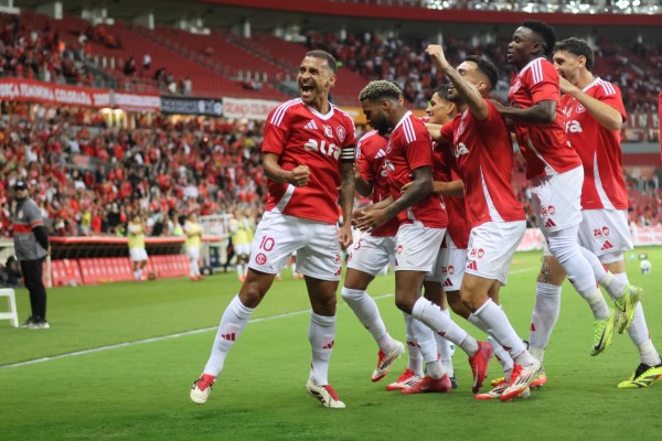 O Colorado assumiu a liderança do campeonato após vencer por 3 a 0 na noite deste domingo (6), diante de 31 mil torcedores, com gols de Alan Patrick, Enner Valencia e Borré.  O time mineiro perdeu Jonathan Jesus, expulso, aos 20 minutos de jogo.
