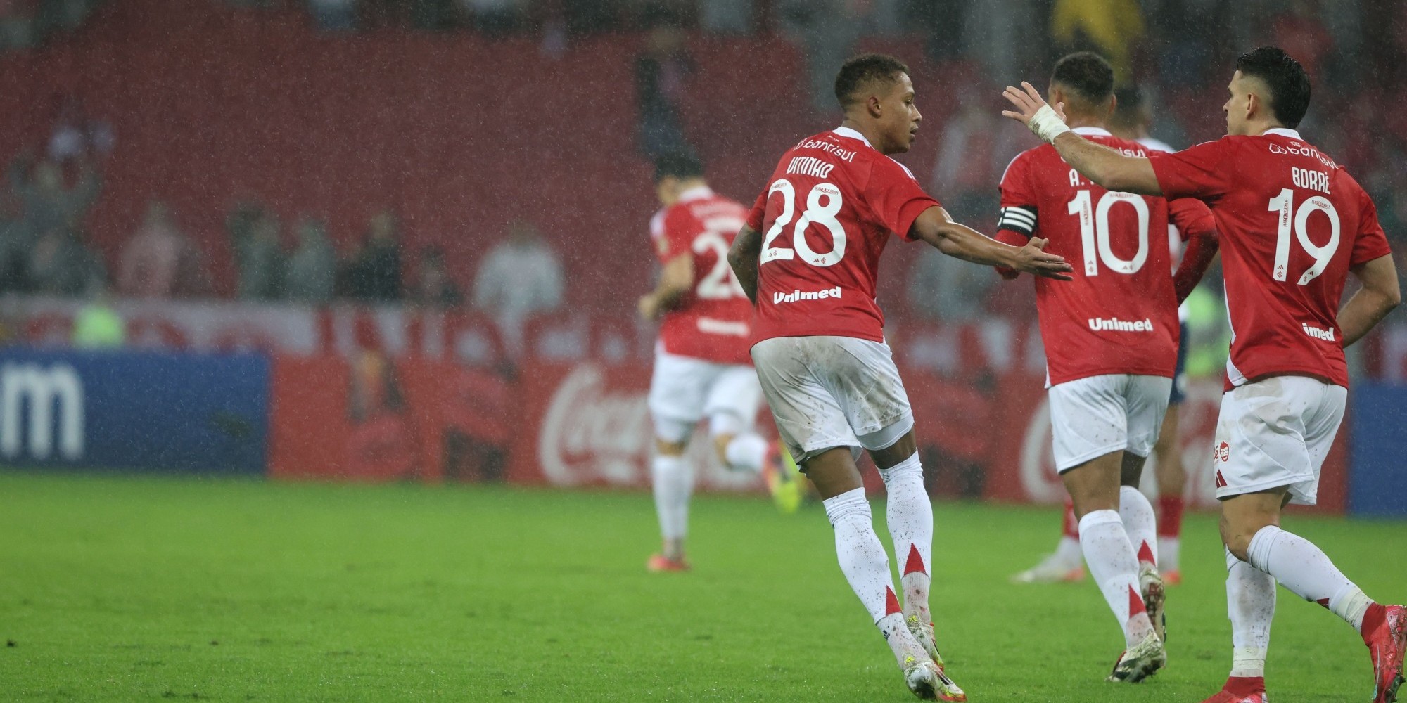 Com gols de Vitinho e Borré e apoio de 33 mil torcedores no Beira-Rio, o Colorado garantiu a liderança do Grupo F na noite desta quarta-feira (28). Com gols de Vitinho e Borré e apoio de 33 mil torcedores no Beira-Rio, o Colorado garantiu a liderança do Grupo F na noite desta quarta-feira (28).