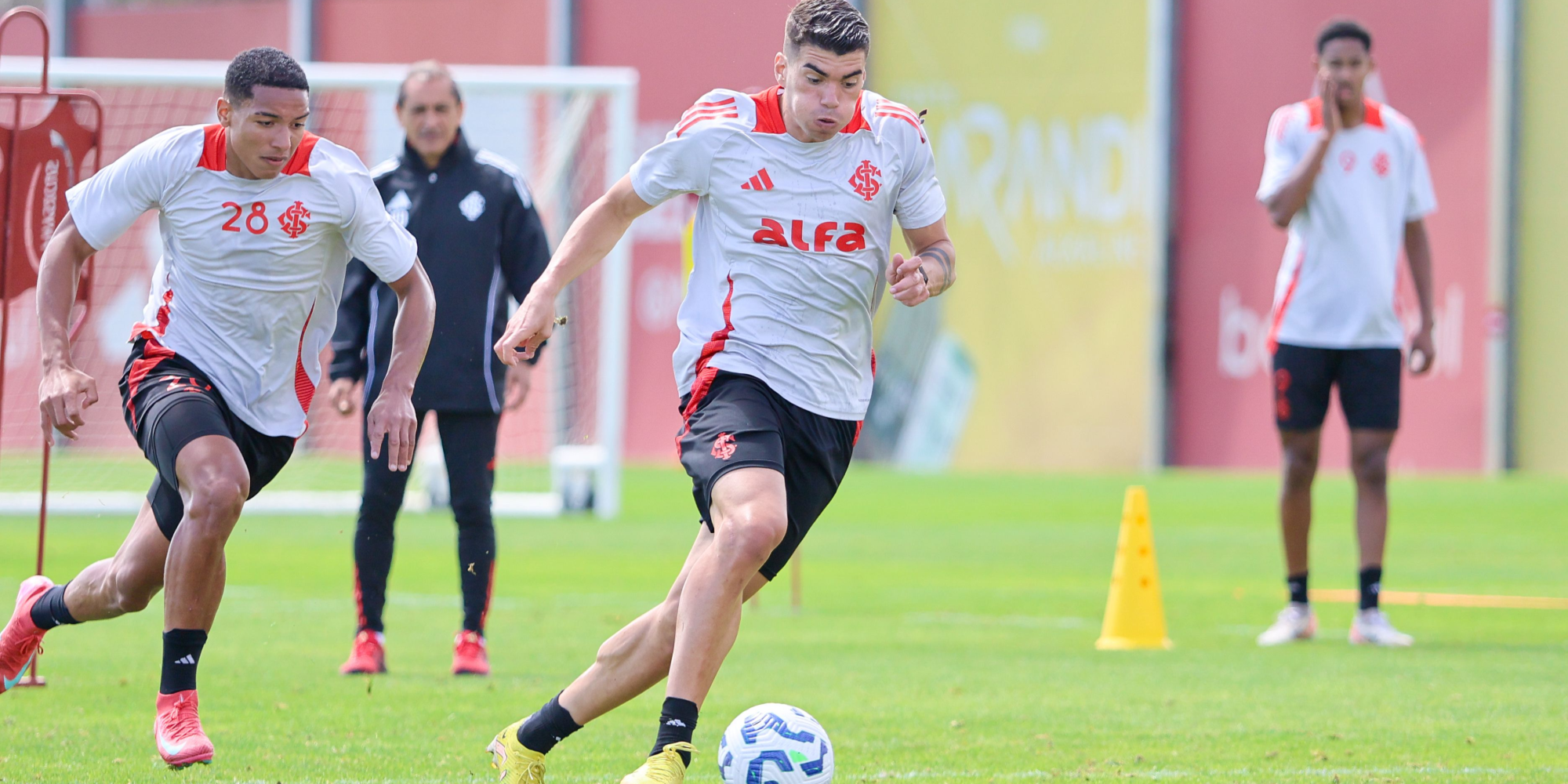Colorado soma terceiro jogo sem vitória, mas aposta em reforços e no apoio da torcida para reagir no Brasileirão. Colorado soma terceiro jogo sem vitória, mas aposta em reforços e no apoio da torcida para reagir no Brasileirão.
