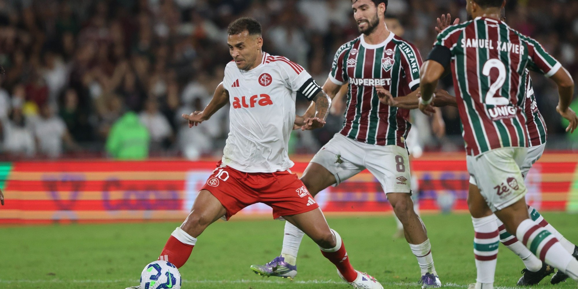 O Colorado empatou em 1 a 1 e não reverteu a desvantagem do jogo de ida. Após falha do volante Ronaldo, o gol de Alan Patrick não foi suficiente para evitar nova eliminação diante do Fluminense. Pressionado, Roger Machado assumiu a responsabilidade. O Colorado empatou em 1 a 1 e não reverteu a desvantagem do jogo de ida. Após falha do volante Ronaldo, o gol de Alan Patrick não foi suficiente para evitar nova eliminação diante do Fluminense. Pressionado, Roger Machado assumiu a responsabilidade.
