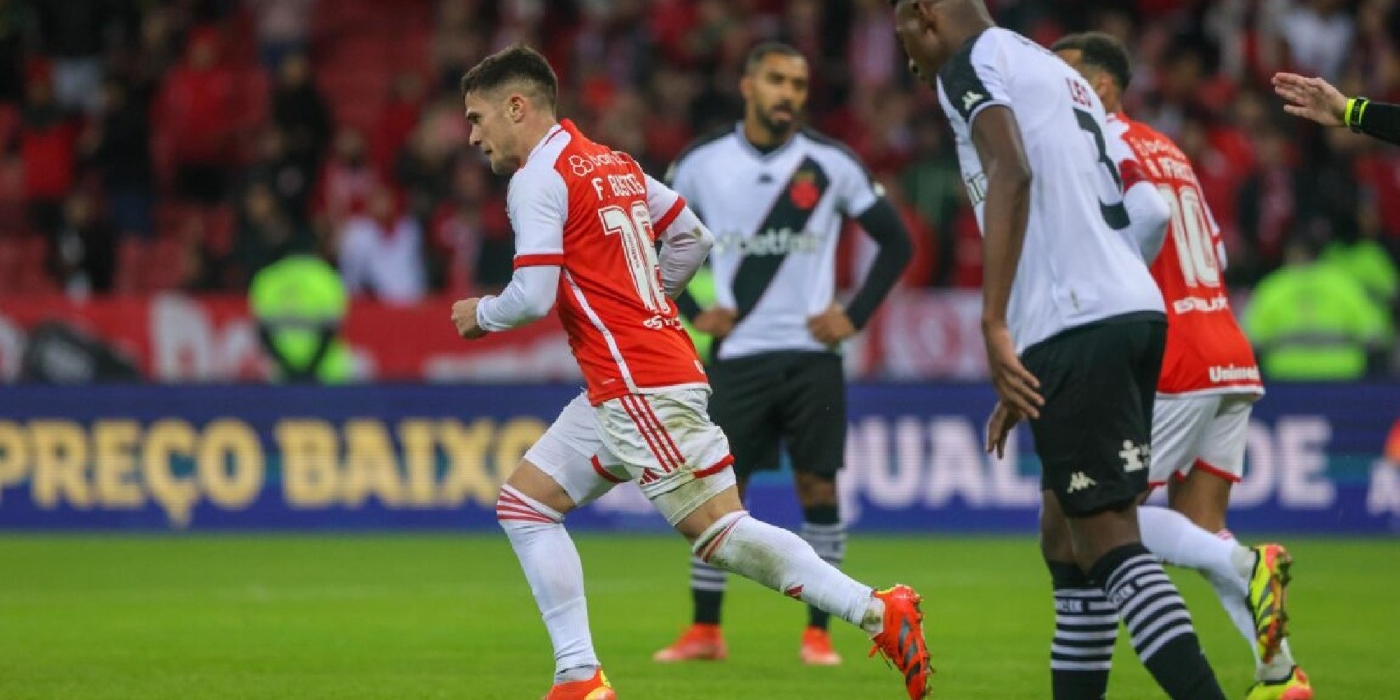 Bustos descontou para o Colorado após Adson e Lyncon marcarem os gols da equipe visitante. Bustos descontou para o Colorado após Adson e Lyncon marcarem os gols da equipe visitante.