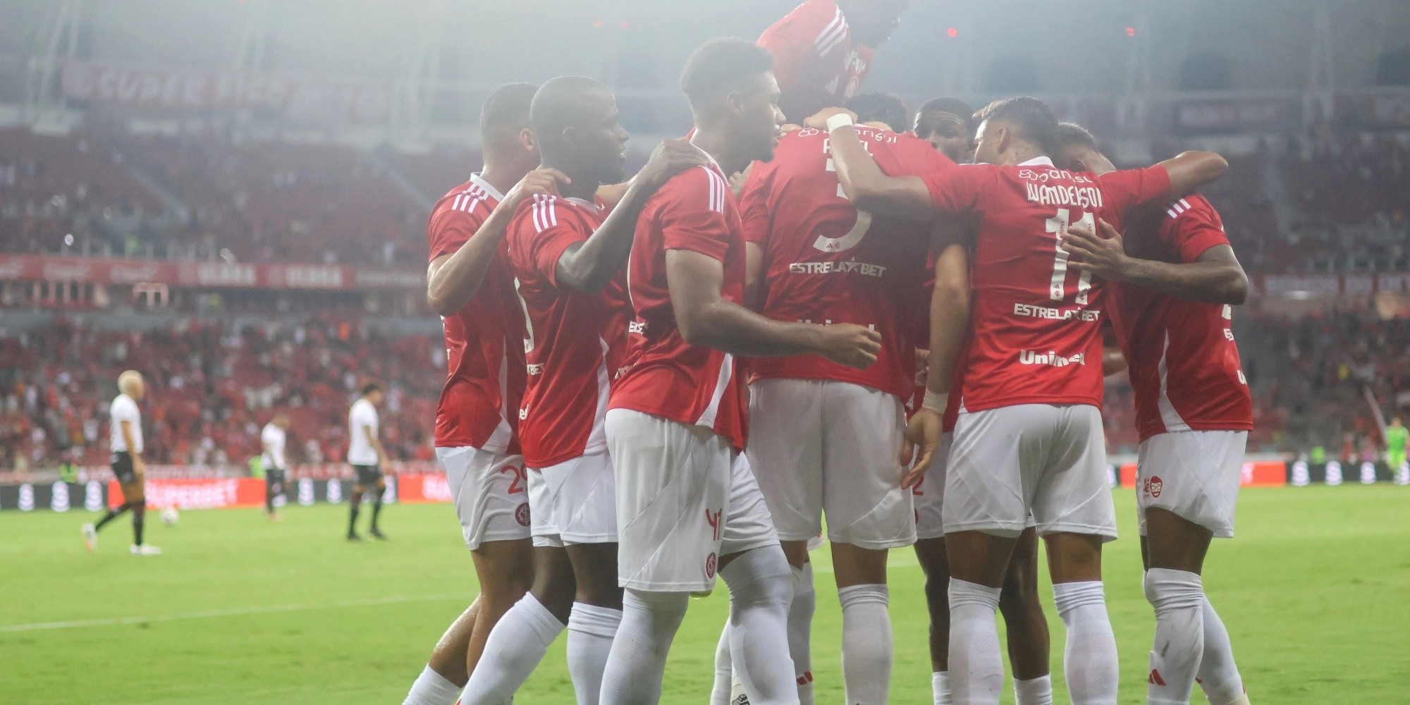 Rogel, Vitinho e Valencia marcaram os gols colorados Rogel, Vitinho e Valencia marcaram os gols colorados