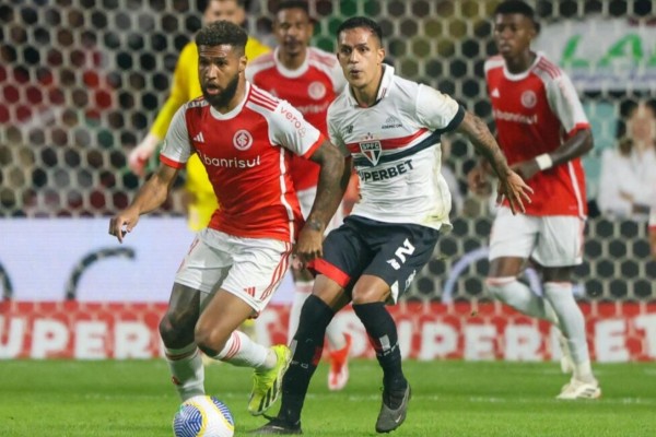 Com quase 18 mil pessoas, o estádio cedido pelo Criciúma foi pintado de vermelho e branco pela torcida colorada.