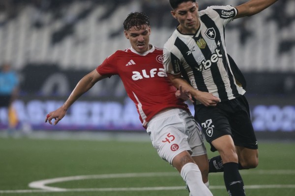 O Colorado poupou titulares para focar na Libertadores e levou 4 a 0 neste domingo (11), no Rio de Janeiro.