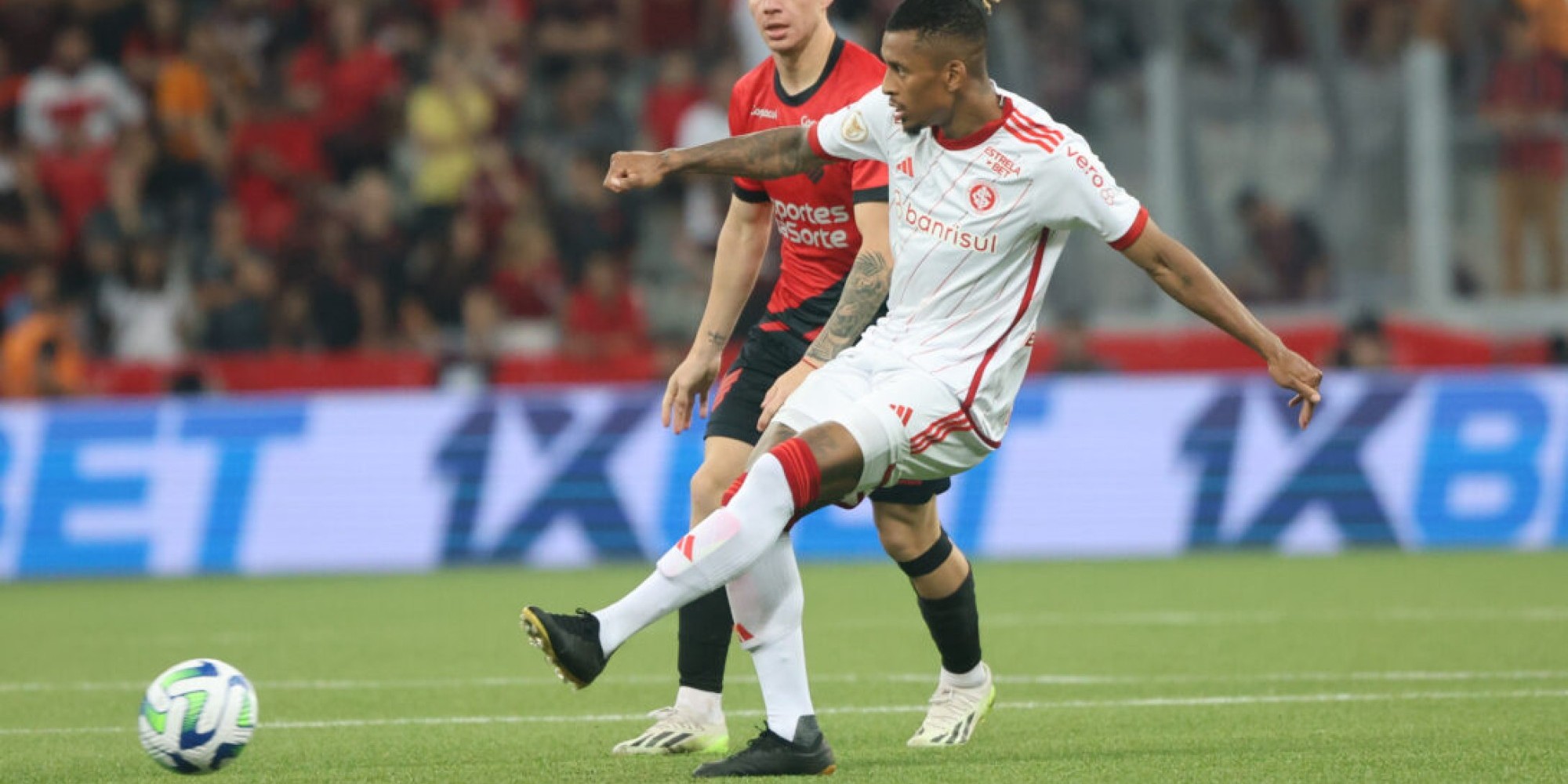 De Pena anotou o gol Colorado no jogo que marcou a estreia do lateral Dalbert. De Pena anotou o gol Colorado no jogo que marcou a estreia do lateral Dalbert.