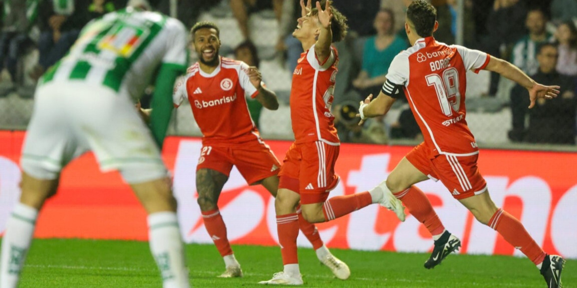 Borré, Gabriel Carvalho e Bernabei fizeram os gols da vitória colorada. Borré, Gabriel Carvalho e Bernabei fizeram os gols da vitória colorada.