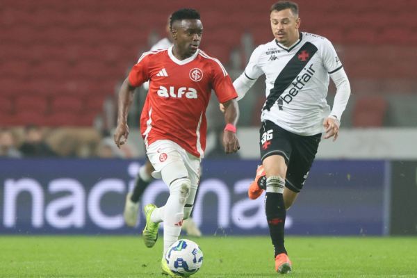 O Colorado buscou o empate no fim, após expulsão do goleiro adversário e permanece na 10ª posição, com 21 pontos; Roger Machado criticou início ruim e alertou para desgaste físico antes do confronto com o Fluminense, pela Copa do Brasil.
