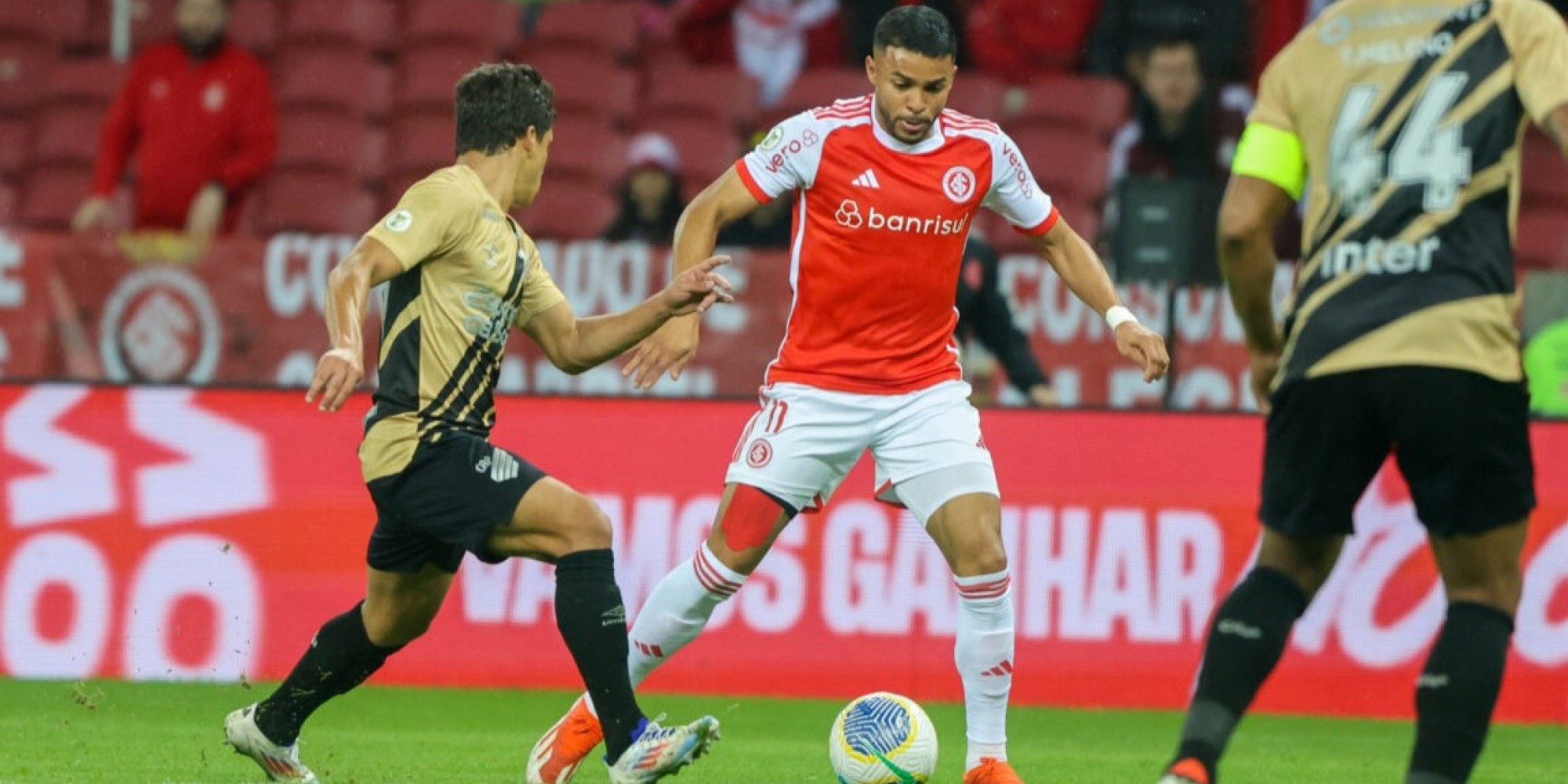 Wanderson marcou o segundo gol colorado, já nos acréscimos da etapa complementar. Wanderson marcou o segundo gol colorado, já nos acréscimos da etapa complementar.