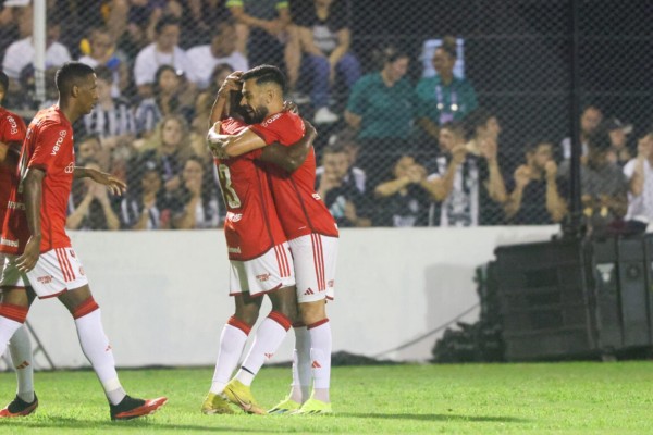 Bruno Henrique e Enner Valencia marcaram os gols da vitória colorada.