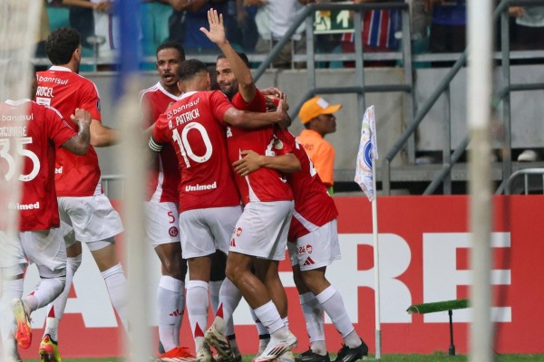 Jean Lucas abriu o placar para o time da casa, mas Enner Valencia garantiu o 1 a 1 para o Colorado na noite desta quinta-feira (3), na Arena Fonte Nova, em Salvador, diante de 42 mil torcedores.