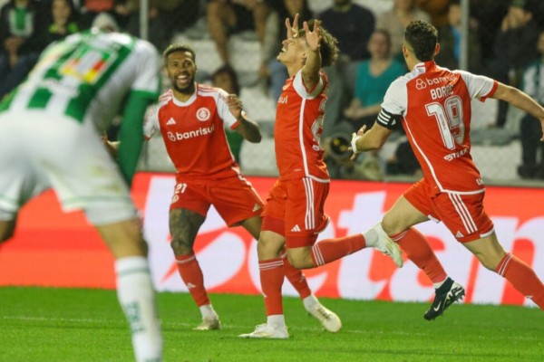 Borré, Gabriel Carvalho e Bernabei fizeram os gols da vitória colorada.