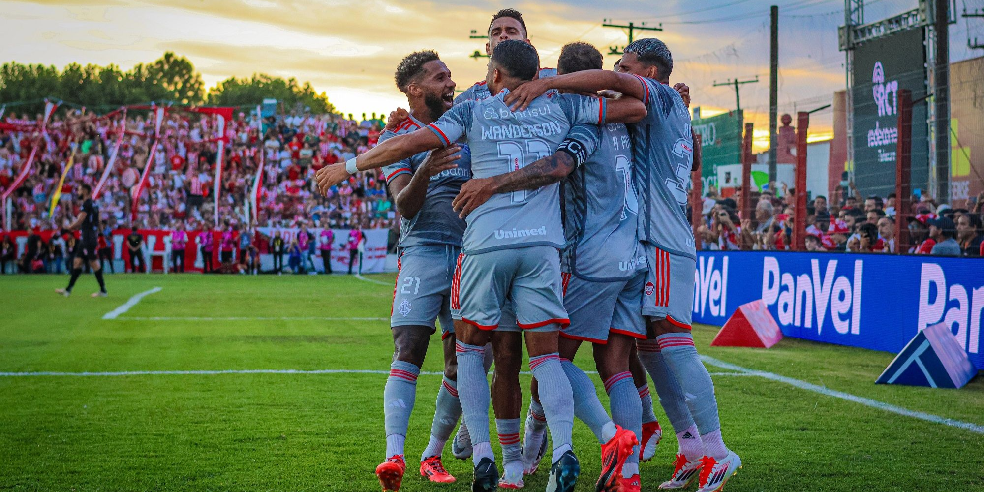 Alan Patrick, de pênalti, e Victor Gabriel marcaram os gols colorados. O técnico Roger Machado lamentou os erros defensivos. Alan Patrick, de pênalti, e Victor Gabriel marcaram os gols colorados. O técnico Roger Machado lamentou os erros defensivos.