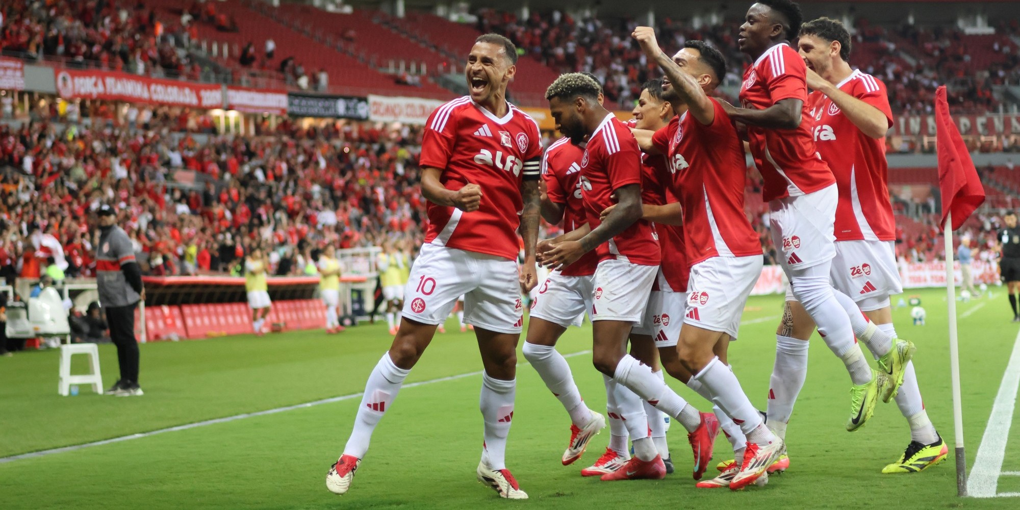 O Colorado assumiu a liderança do campeonato após vencer por 3 a 0 na noite deste domingo (6), diante de 31 mil torcedores, com gols de Alan Patrick, Enner Valencia e Borré. O time mineiro perdeu Jonathan Jesus, expulso, aos 20 minutos de jogo. O Colorado assumiu a liderança do campeonato após vencer por 3 a 0 na noite deste domingo (6), diante de 31 mil torcedores, com gols de Alan Patrick, Enner Valencia e Borré. O time mineiro perdeu Jonathan Jesus, expulso, aos 20 minutos de jogo.