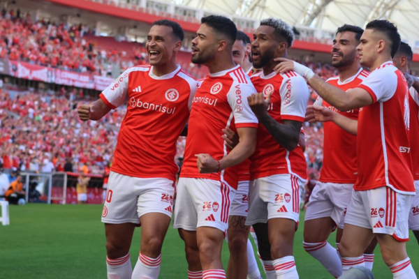 Com quase 42 mil torcedores no estádio, o Colorado chegou à vitória com gols de Alan Patrick, Borré, Wesley e Wanderson, enquanto Juninho Capixaba marcou para a equipe visitante.
