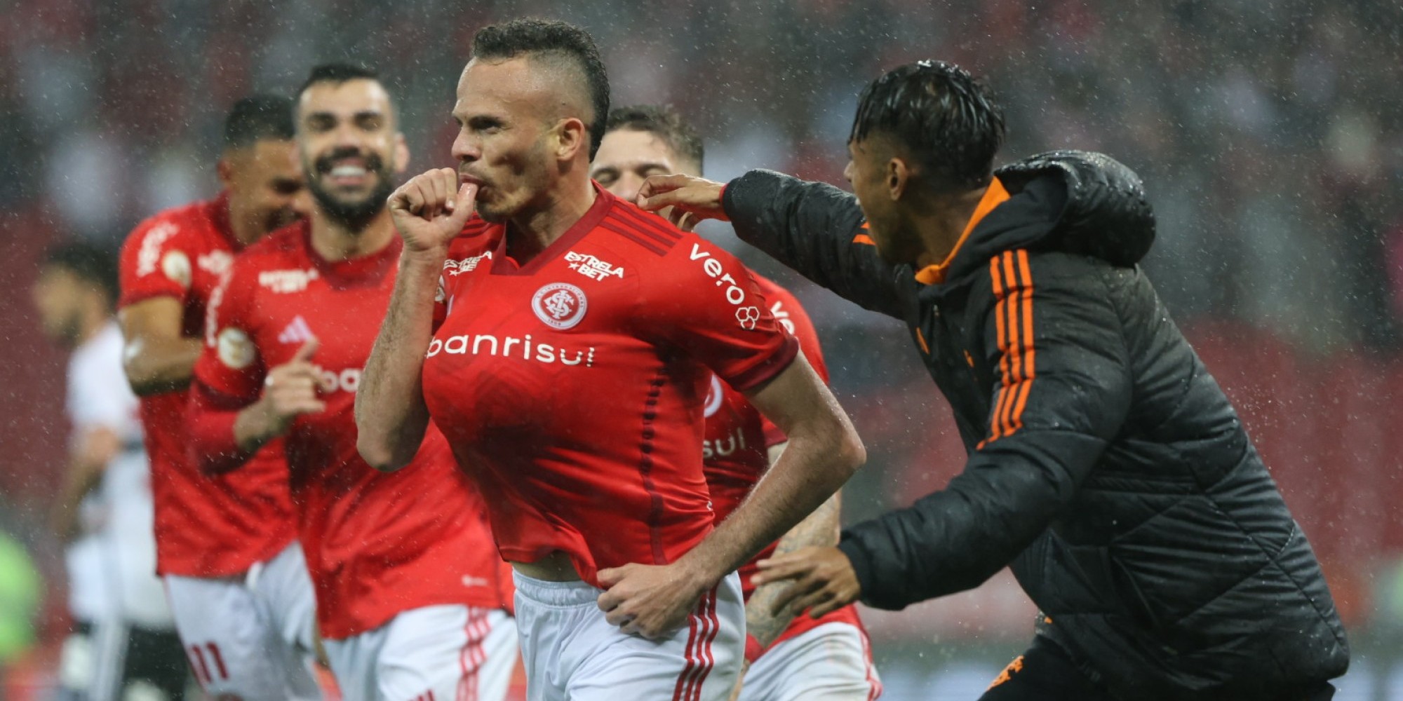 Os laterais Bustos e Renê marcaram os gols da vitória colorada. Os laterais Bustos e Renê marcaram os gols da vitória colorada.