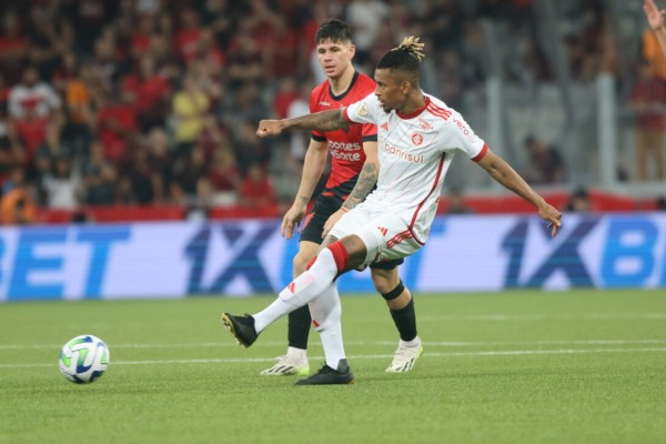 De Pena anotou o gol Colorado no jogo que marcou a estreia do lateral Dalbert.