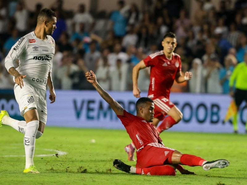 O Colorado marcou aos 49 do segundo tempo com Carbonero, na Vila Belmiro, e garantiu a primeira vit&oacute;ria no campeonato.