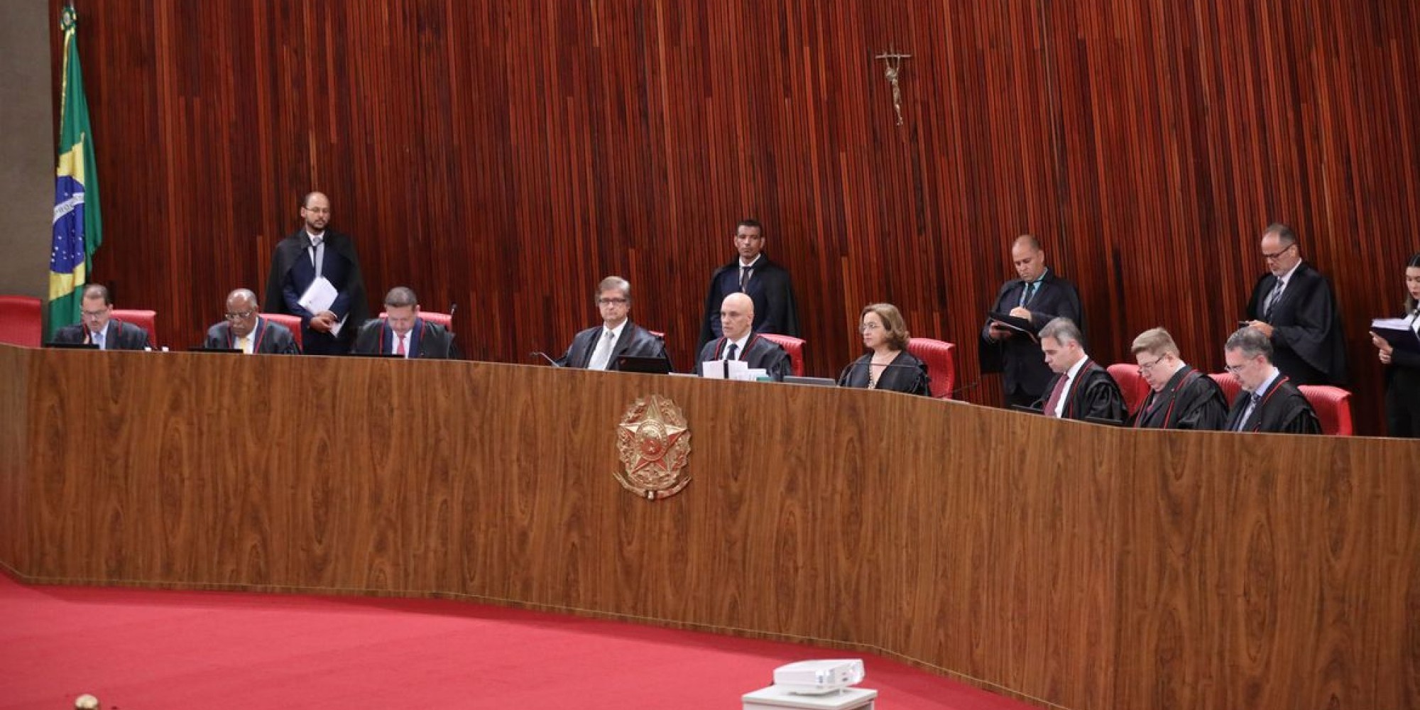 O Ministério Público Eleitoral defendeu o arquivamento das ações; sessão será retomada no dia 17. O Ministério Público Eleitoral defendeu o arquivamento das ações; sessão será retomada no dia 17.