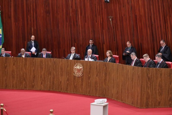 O Ministério Público Eleitoral defendeu o arquivamento das ações; sessão será retomada no dia 17.