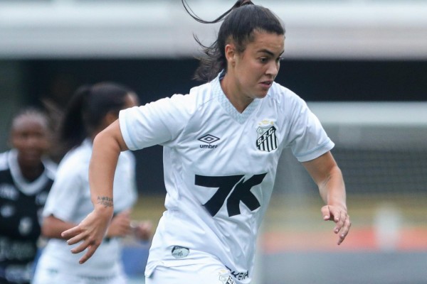 A meio-campista de 23 anos participou da vitória sobre o Botafogo no jogo de ida e agora sonha com o título em casa, na Vila Belmiro. Família e amigos de Encantado estarão presentes para apoiar.