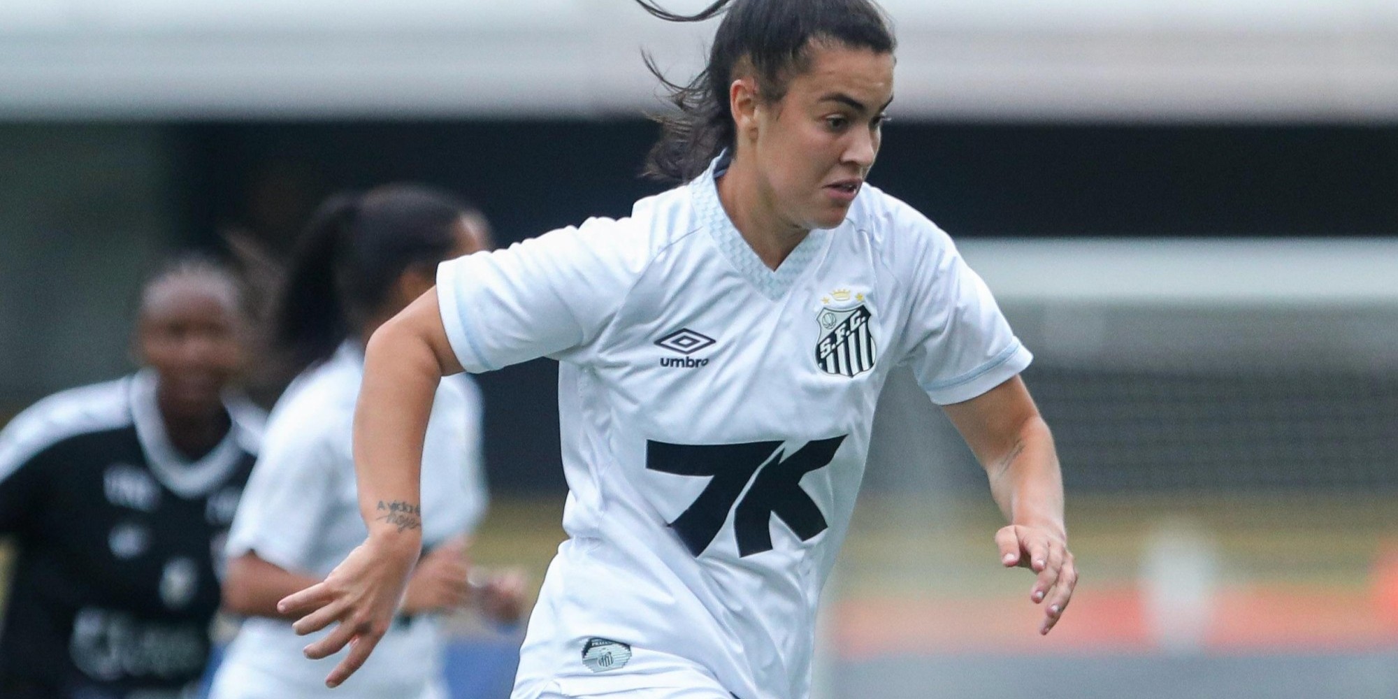 A meio-campista de 23 anos participou da vitória sobre o Botafogo no jogo de ida e agora sonha com o título em casa, na Vila Belmiro. Família e amigos de Encantado estarão presentes para apoiar.