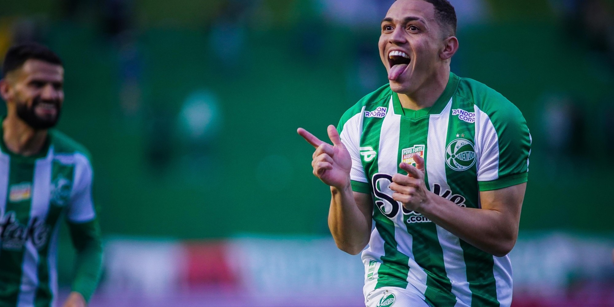Com dois gols em três minutos, o Jaconero virou com Ronaldo e Marcelinho. Com dois gols em três minutos, o Jaconero virou com Ronaldo e Marcelinho.