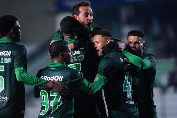 Com gols de Gabriel Taliari e Matheus Babi, o Jaconero superou o time paulista no Alfredo Jaconi, nesta segunda-feira (11), na reestreia de Thiago Carpini e encerro série de quatro derrotas seguidas e soma pontos importantes na luta contra o rebaixamento.