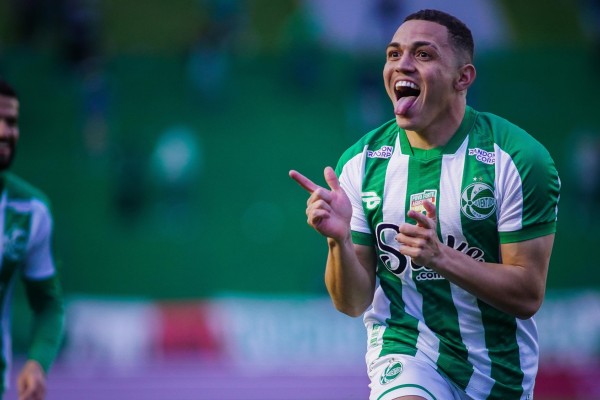 Com dois gols em três minutos, o Jaconero virou com Ronaldo e Marcelinho.