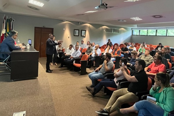 Prefeito de Muçum participa de reunião para tratar a destinação de entulhos 