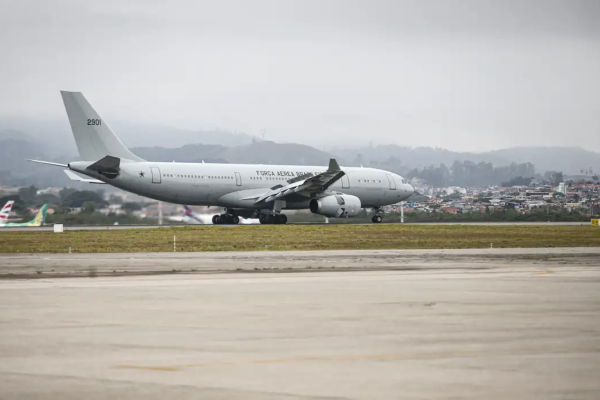 Avião com 221 brasileiros repatriados do Líbano pousa em Guarulhos