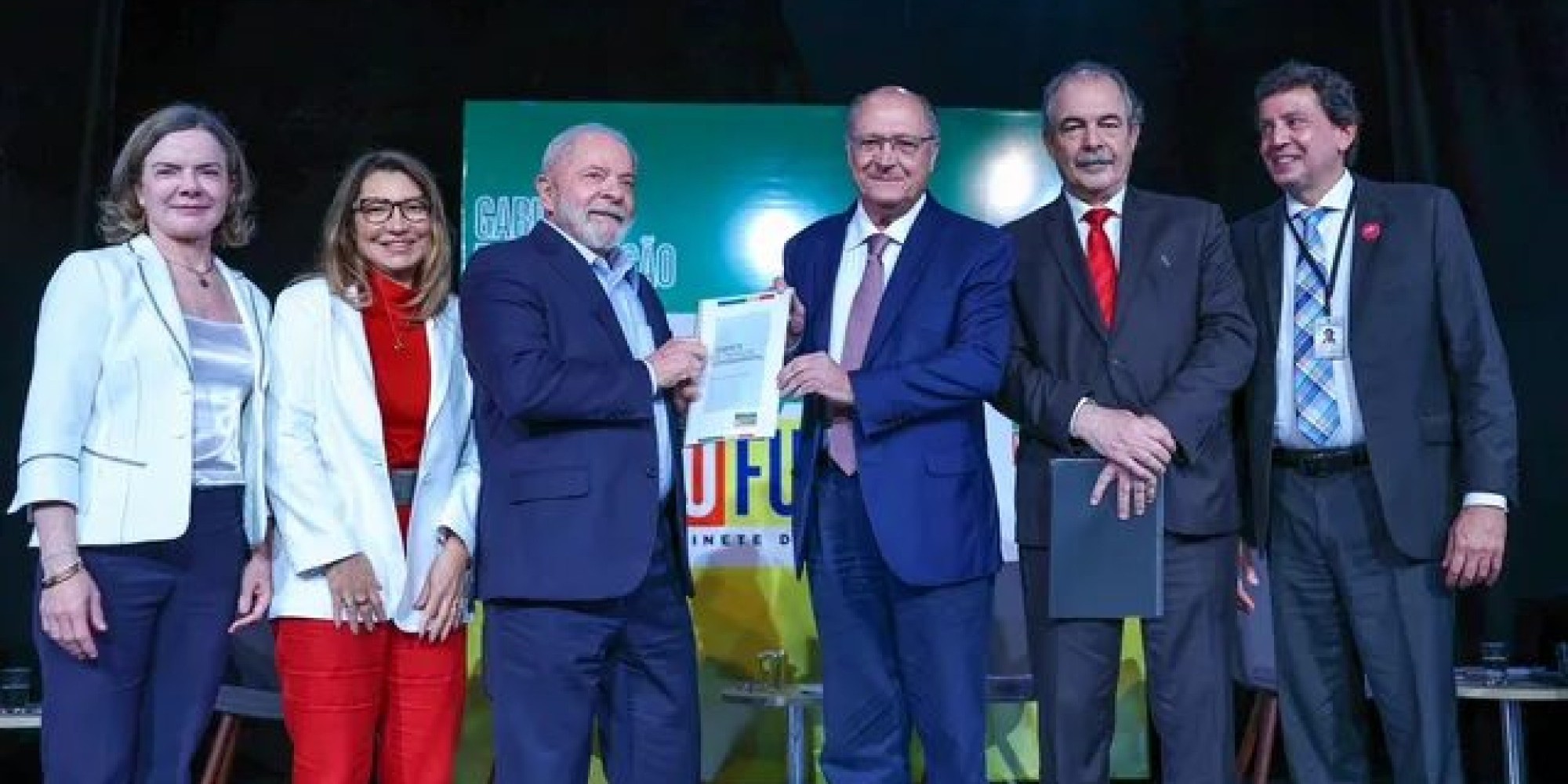 Lula anuncia 16 novos ministros do seu futuro governo