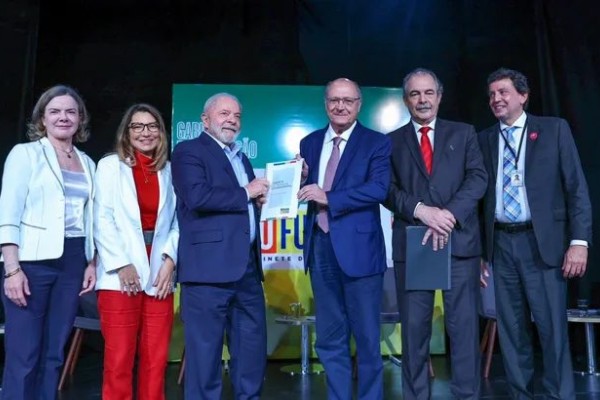 Lula anuncia 16 novos ministros do seu futuro governo